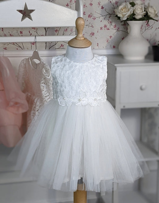 Haljina od bele čipke sa cvetićima i tila