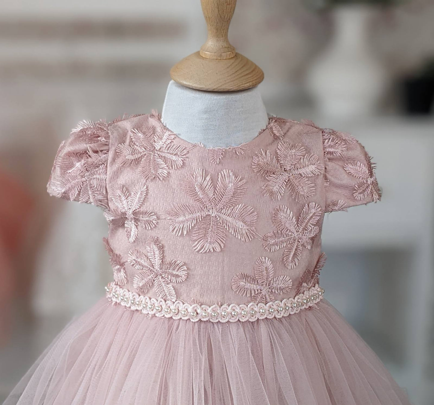 Haljina od roze čipke i tila sa kratkim rukavima