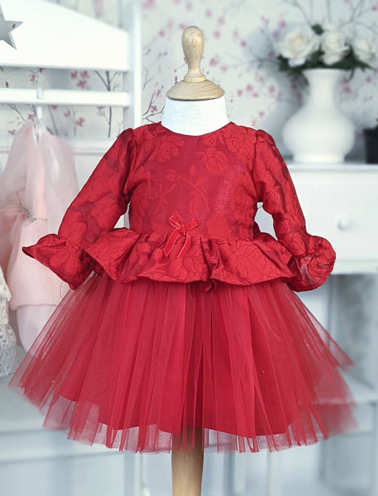 Haljina od crvenog organdina i tila