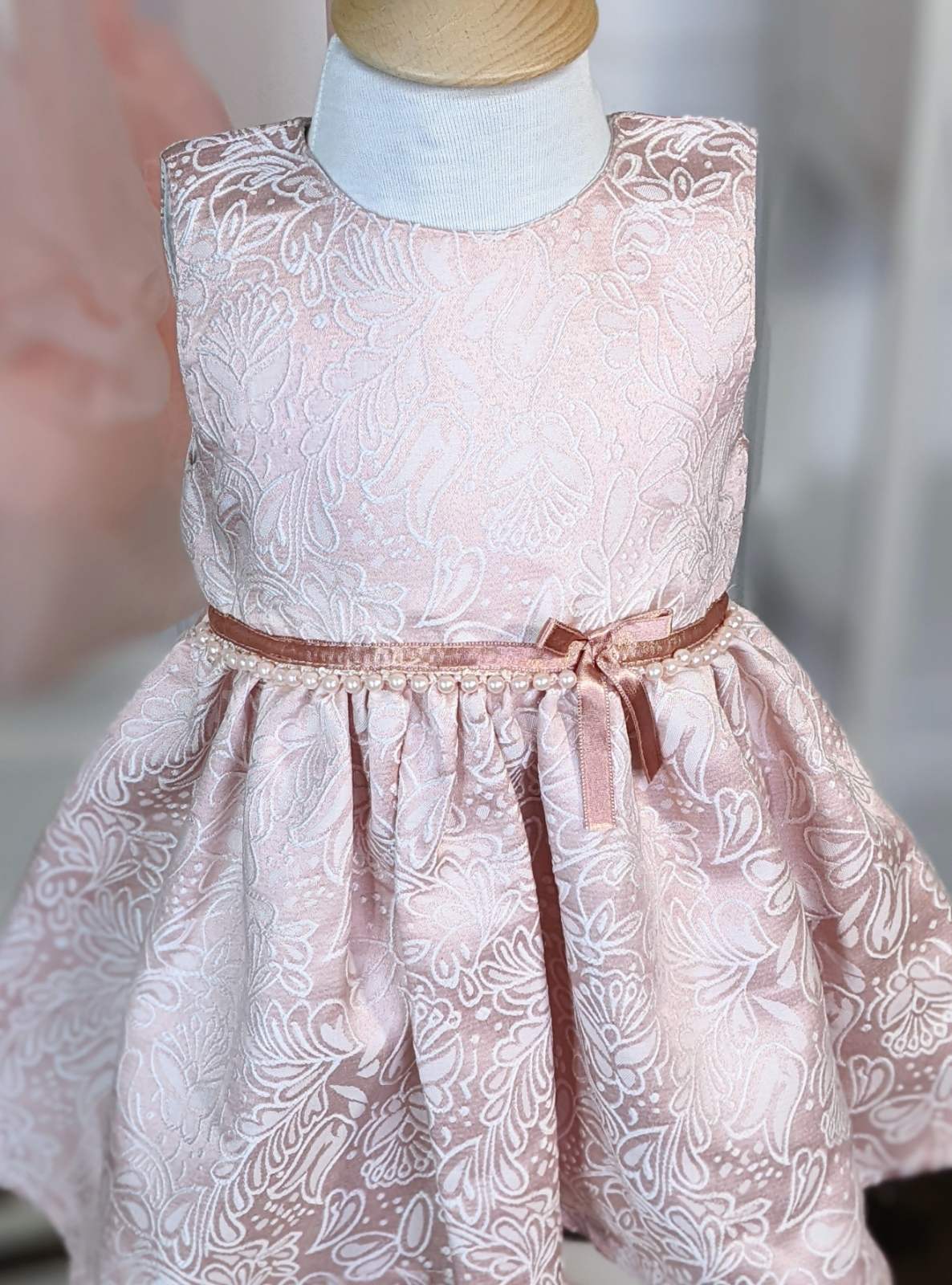 Haljina u nežnoj roze boji sa svetlijim cvetovima u tkanju