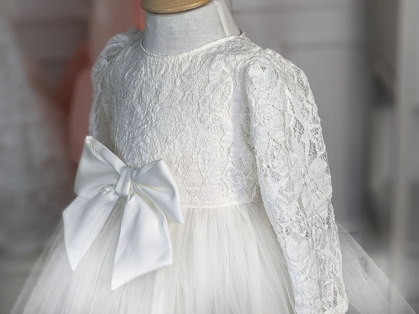 Bela haljina sa satenskom mašnom na struku