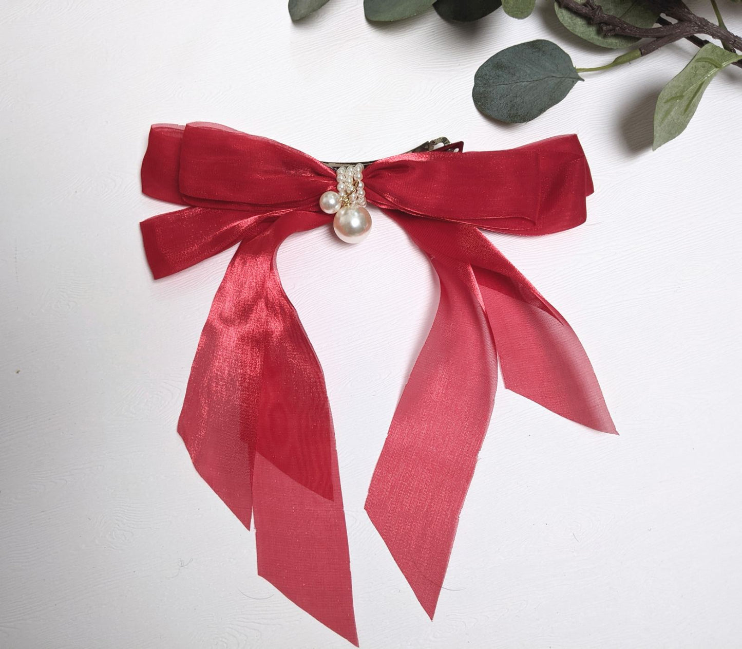 Haljina od crvenog škotskog karoa sa tilom ispod donjeg dela