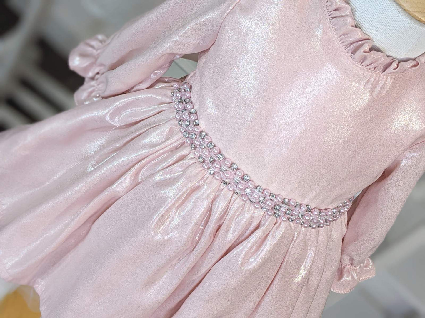 Haljina od vrlo mekanog sjajnog materijala u nežnoj roze boji