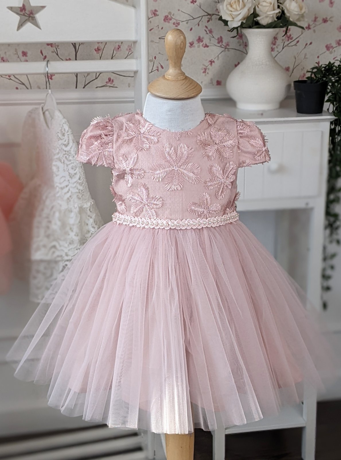 Haljina od roze čipke i tila sa kratkim rukavima