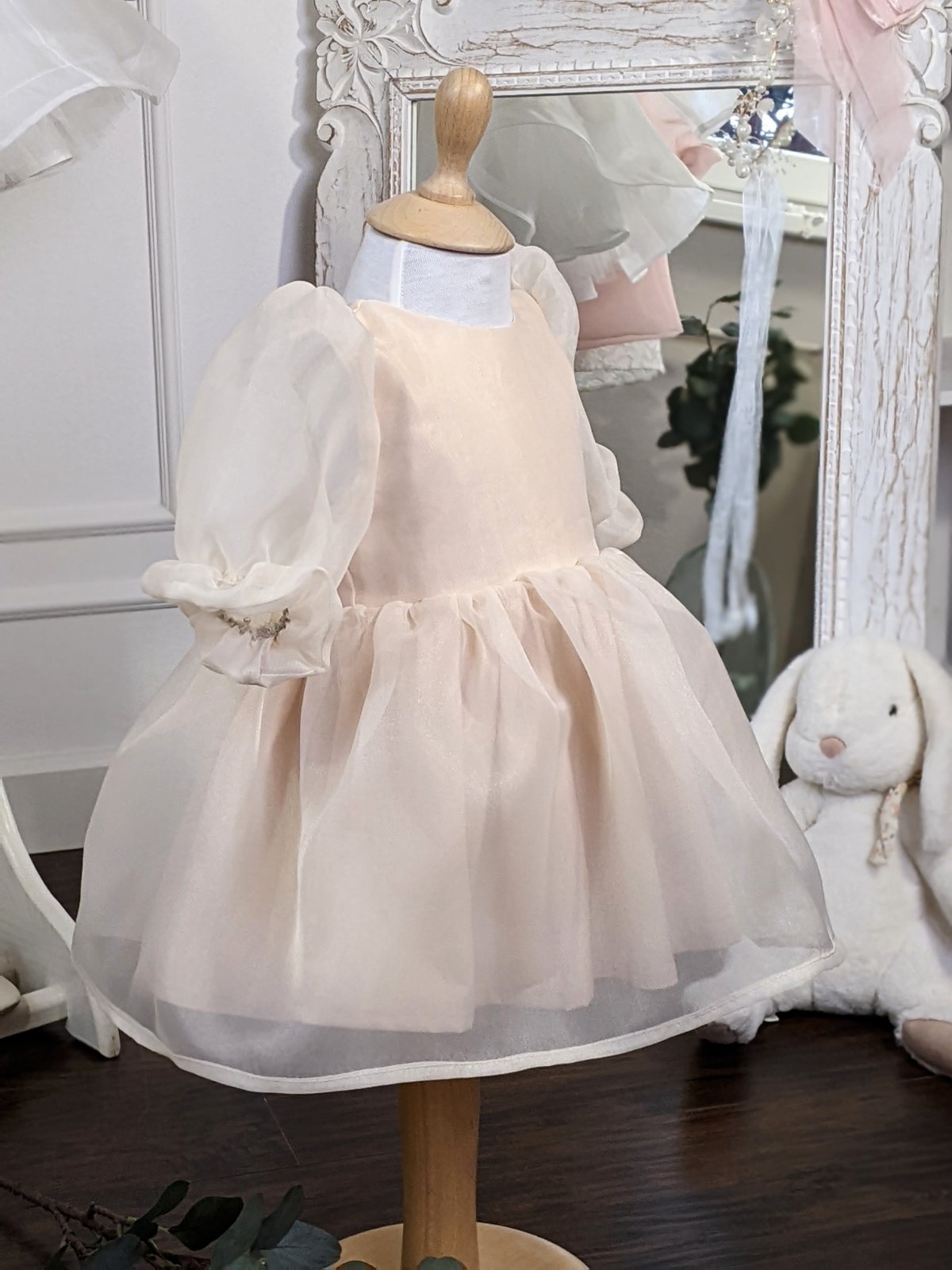 Haljina od bež organdina