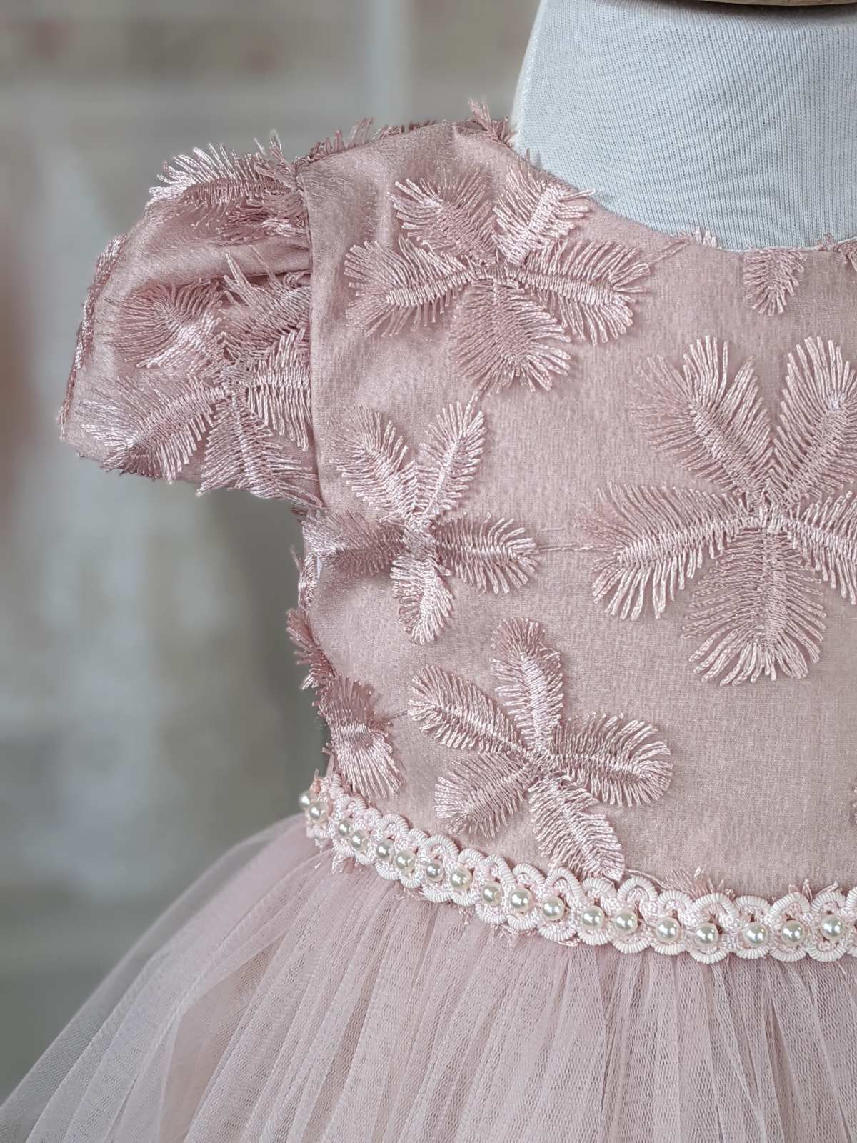 Haljina od roze čipke i tila sa kratkim rukavima