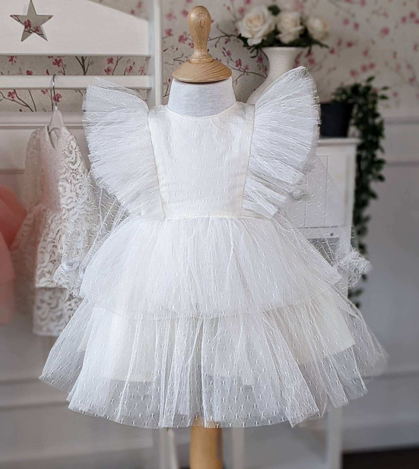 Haljina od belog tila sa tufnicama-poslednji komad