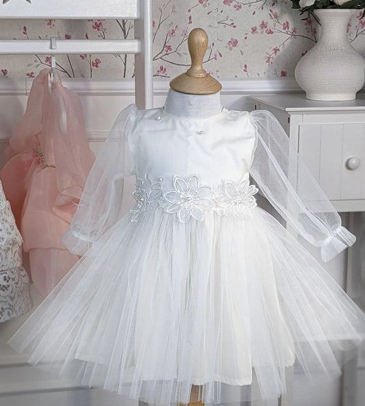 Bela haljina sa biserima u gornjem delu i cvetovima  na struku