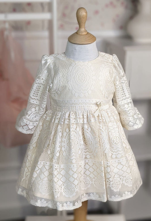 Haljina od svetlo bež čipke sa diskretnim sjajem