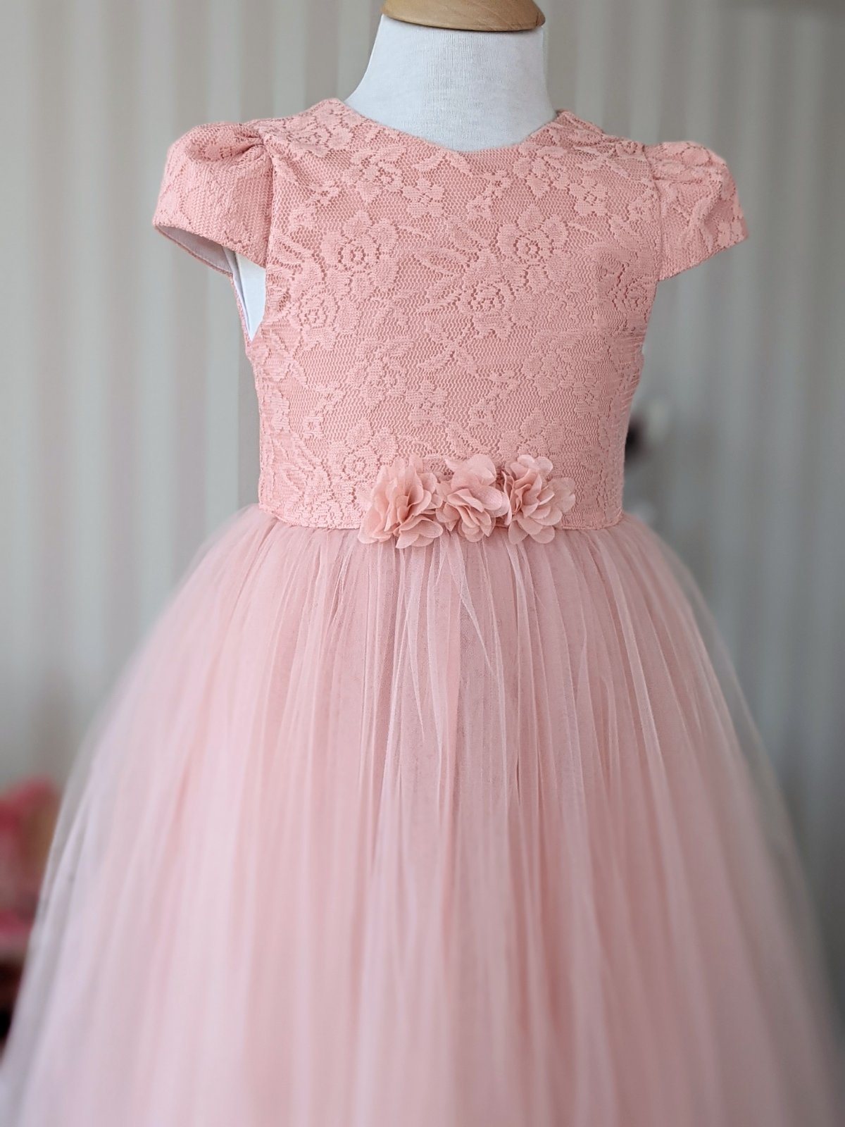 Roze duga haljina do poda od čipke i tila sa ruźicama na struku