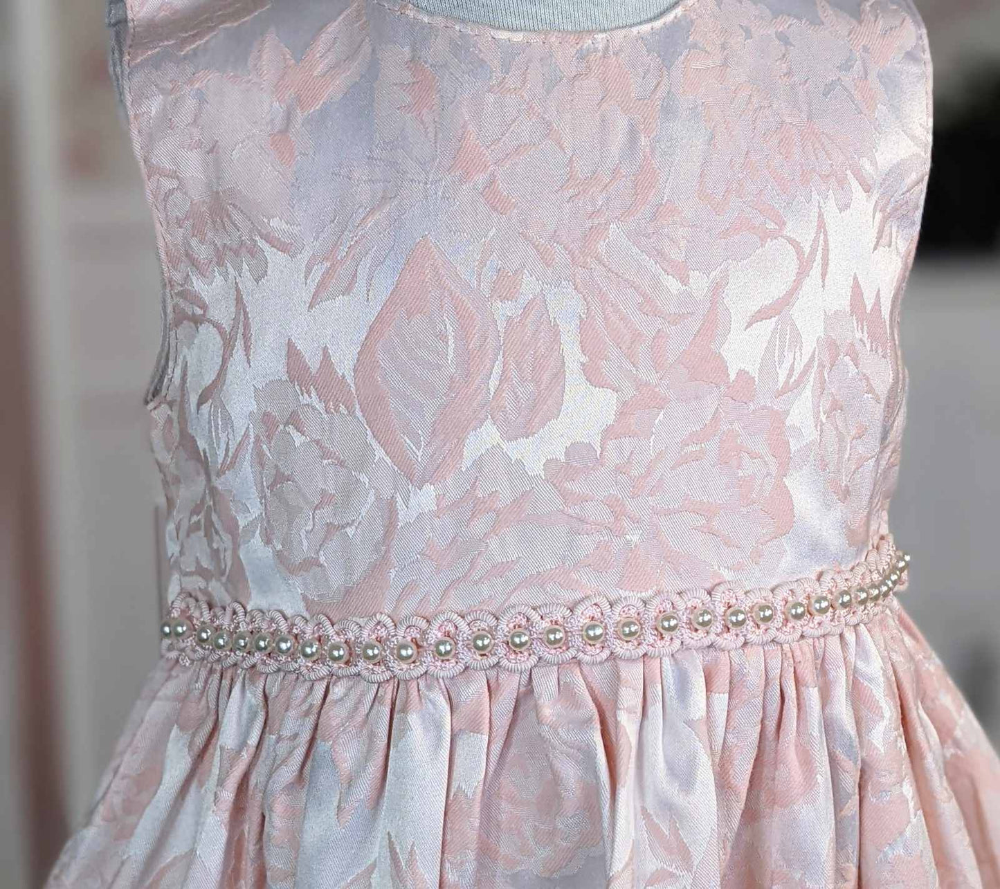 (Haljina u nežnoj roze boji sa cvetovima u tkanju