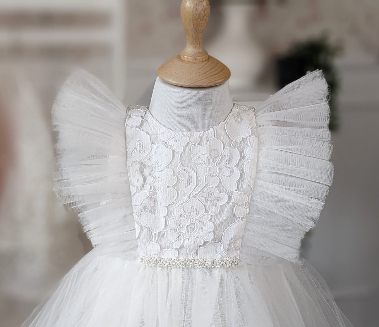 Bela haljina od čipke i tila sa ramenim karnerima