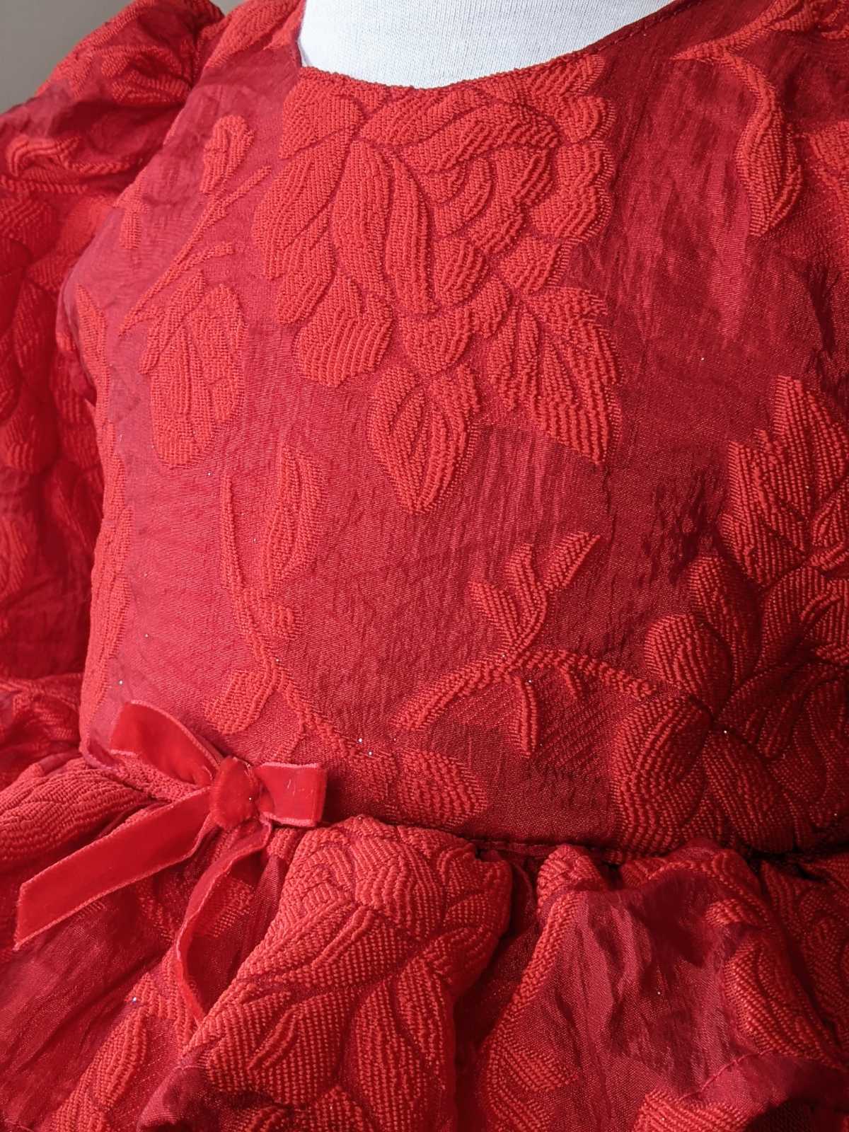 Crvena haljina od organdina i tila