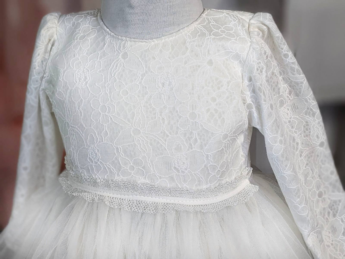 Bela haljina sa cvetnim reljefnim belim materijalom u gornjem delu