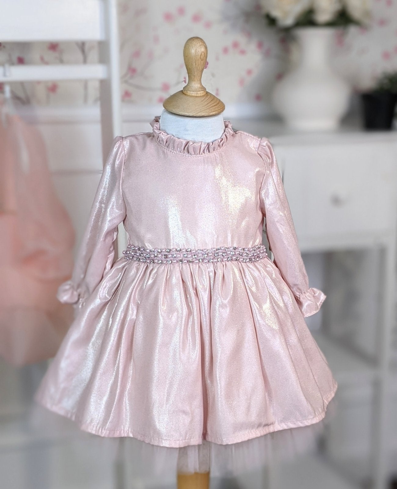 Haljina od vrlo mekanog sjajnog materijala u nežnoj roze boji