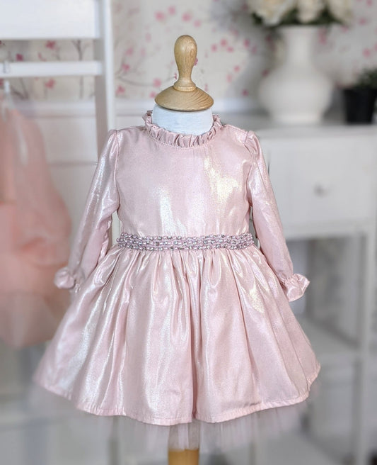 Haljina od vrlo mekanog sjajnog materijala u nežnoj roze boji