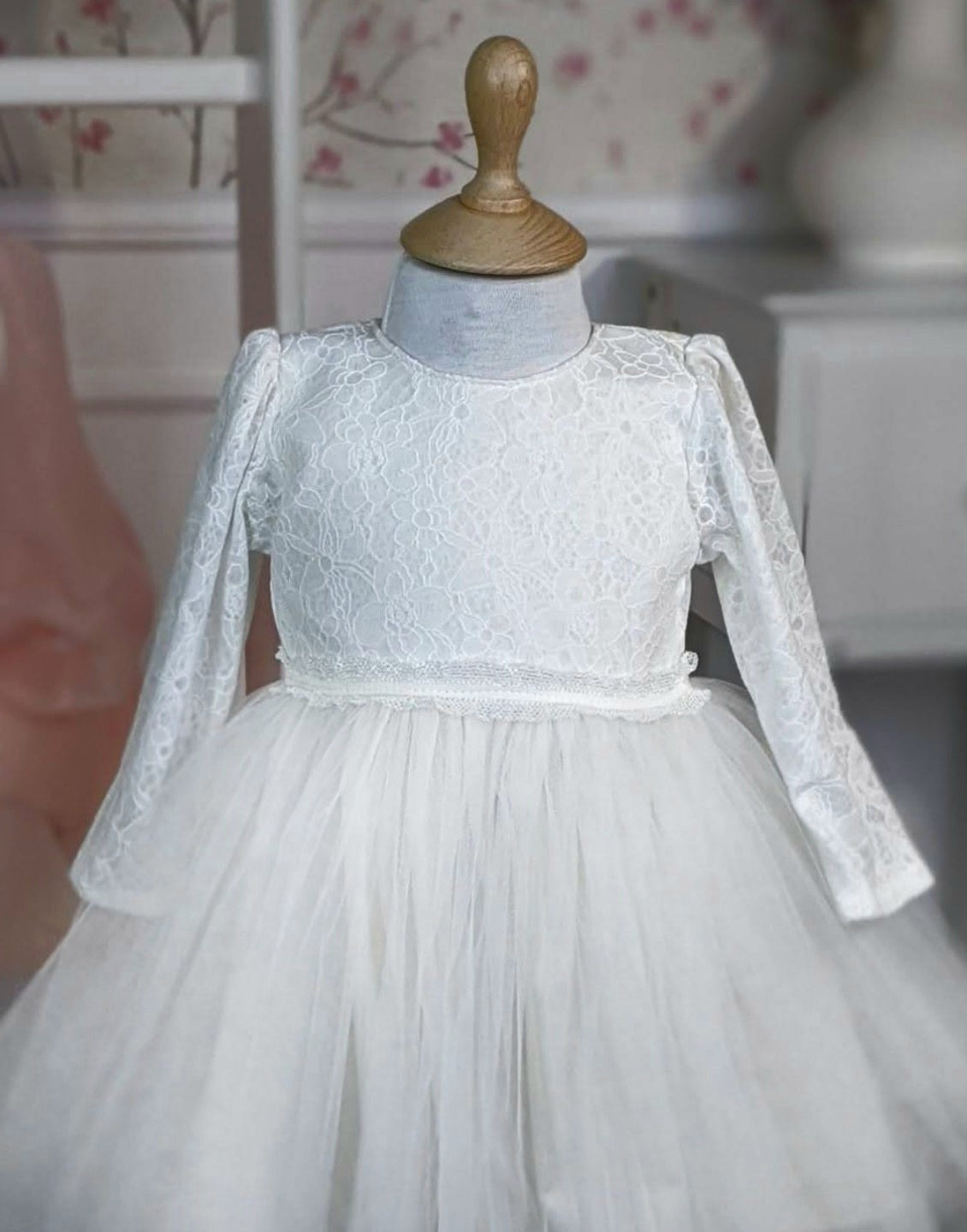 Bela haljina sa cvetnim reljefnim belim materijalom u gornjem delu