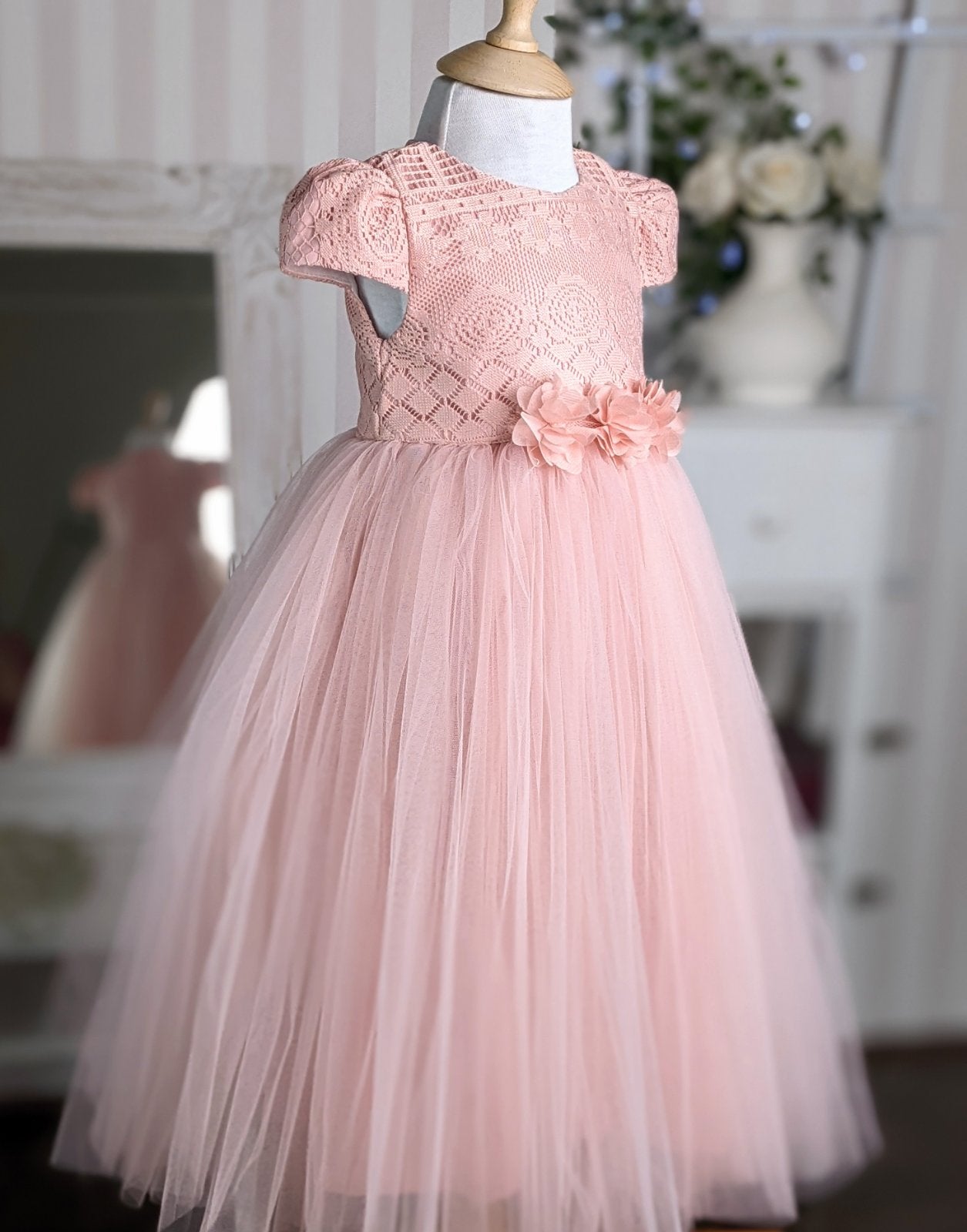 Roze duga haljina do poda od čipke i tila sa ružicama na struku