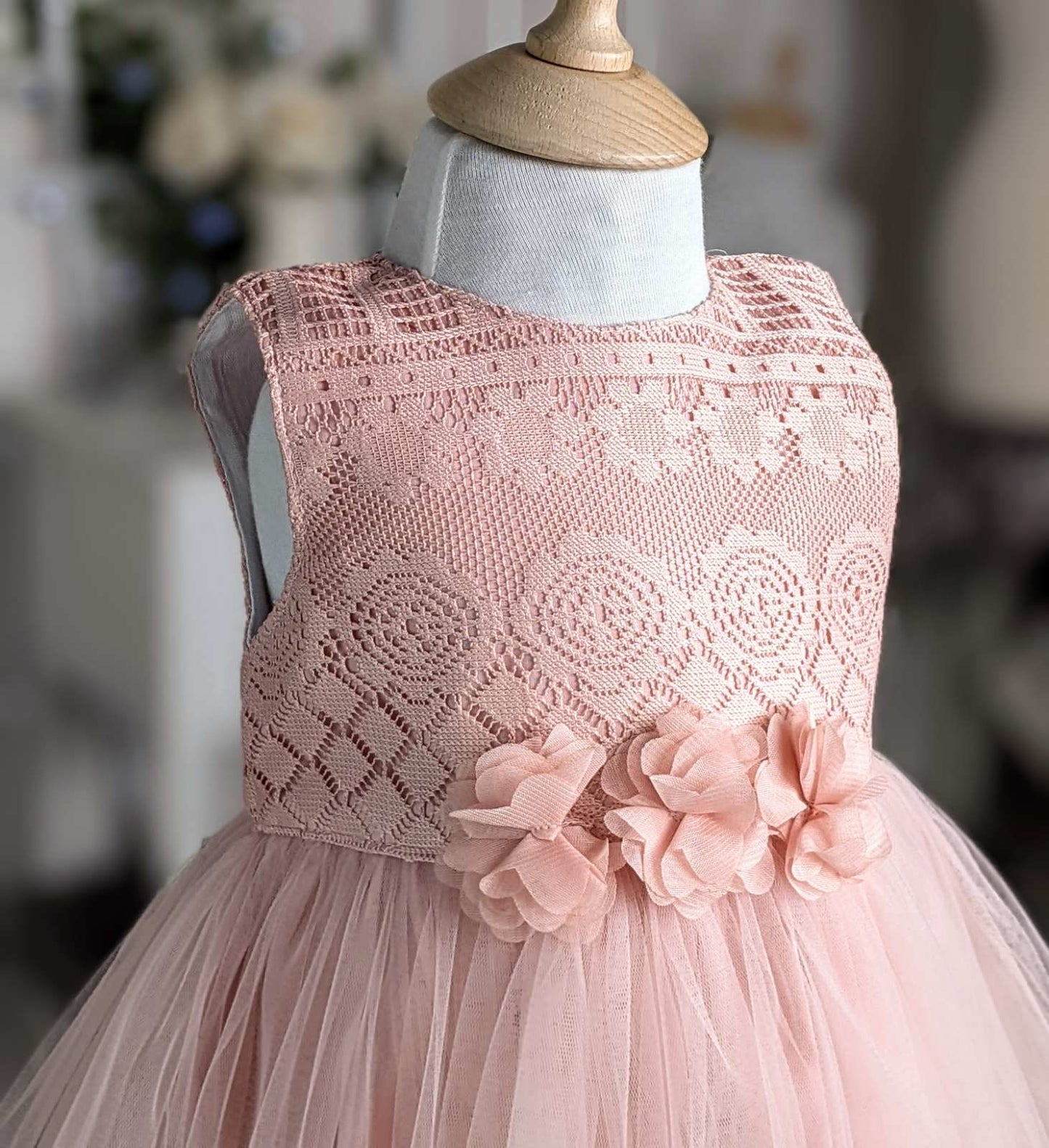 Prljavo roze haljina od čipke i tila sa ružama na struku