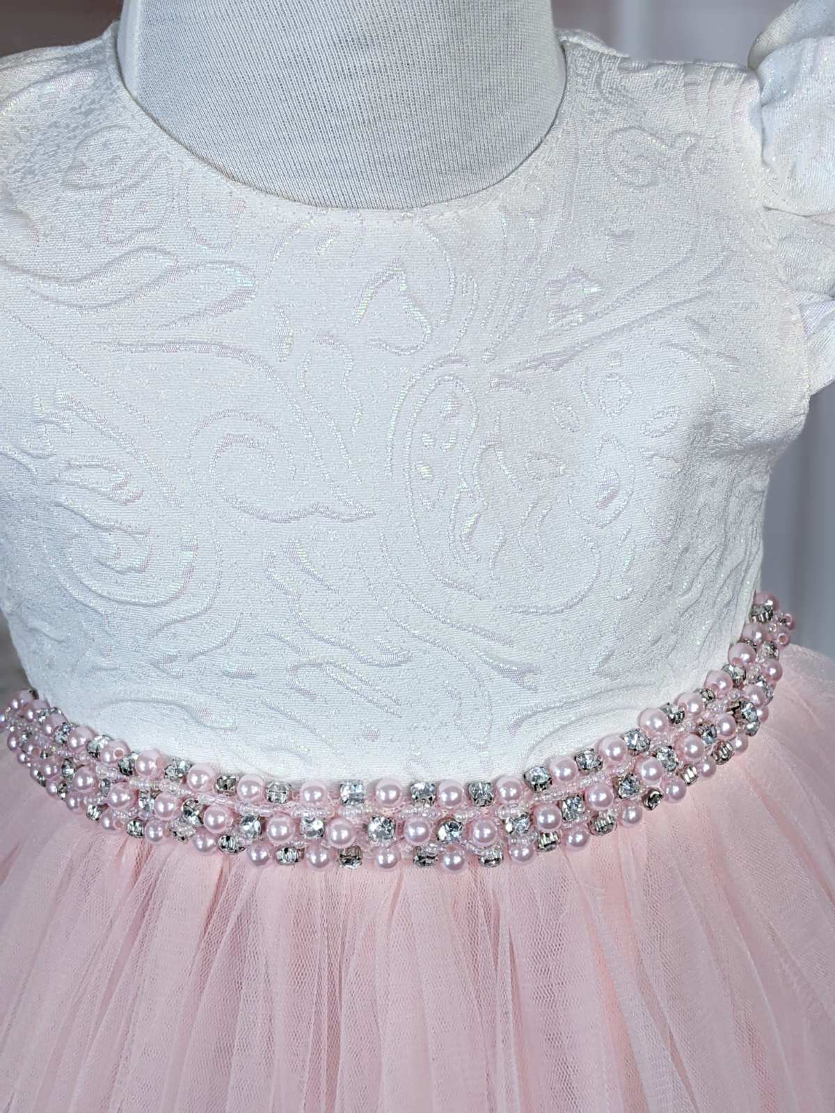 Haljina od belog žakarda i roze tila