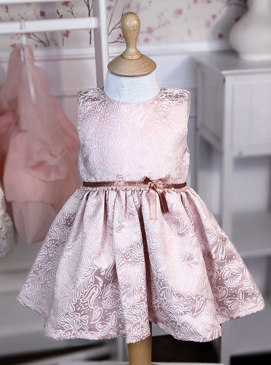 Haljina u nežnoj roze boji sa svetlijim cvetovima u tkanju