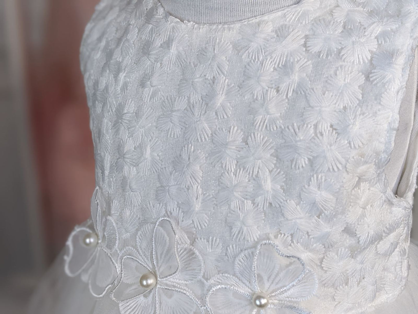 Haljina od bele čipke sa cvetićima i tila