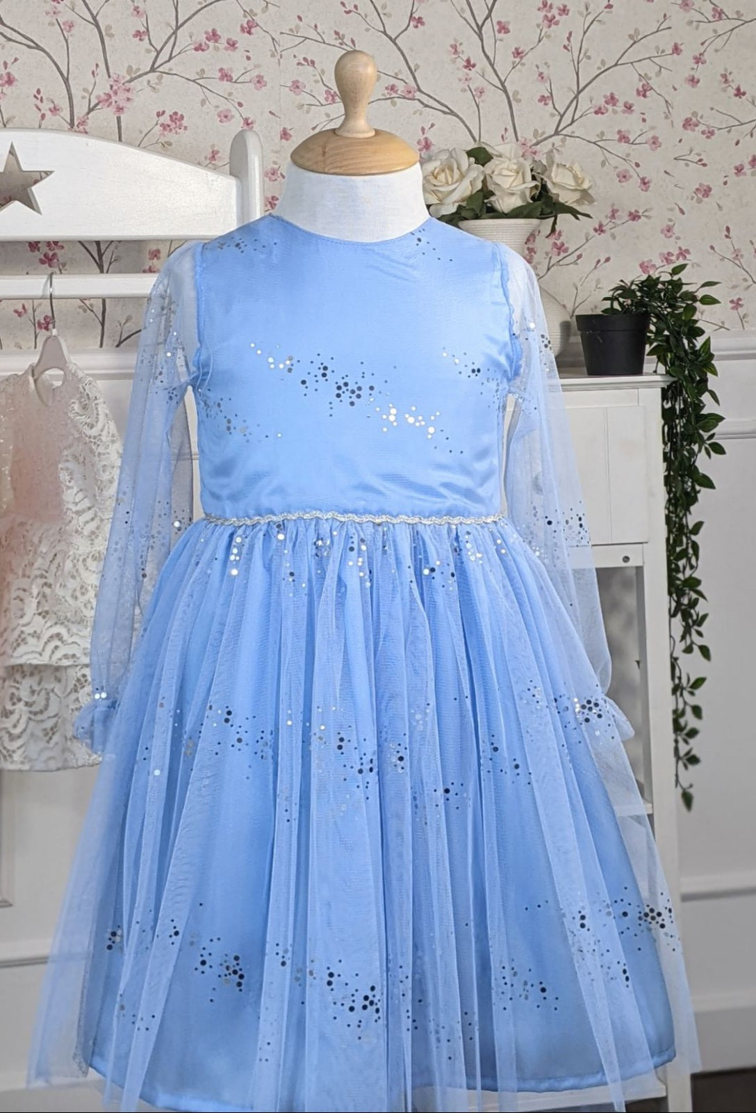 Plava haljina sa svetlucavim srebrnim detaljima