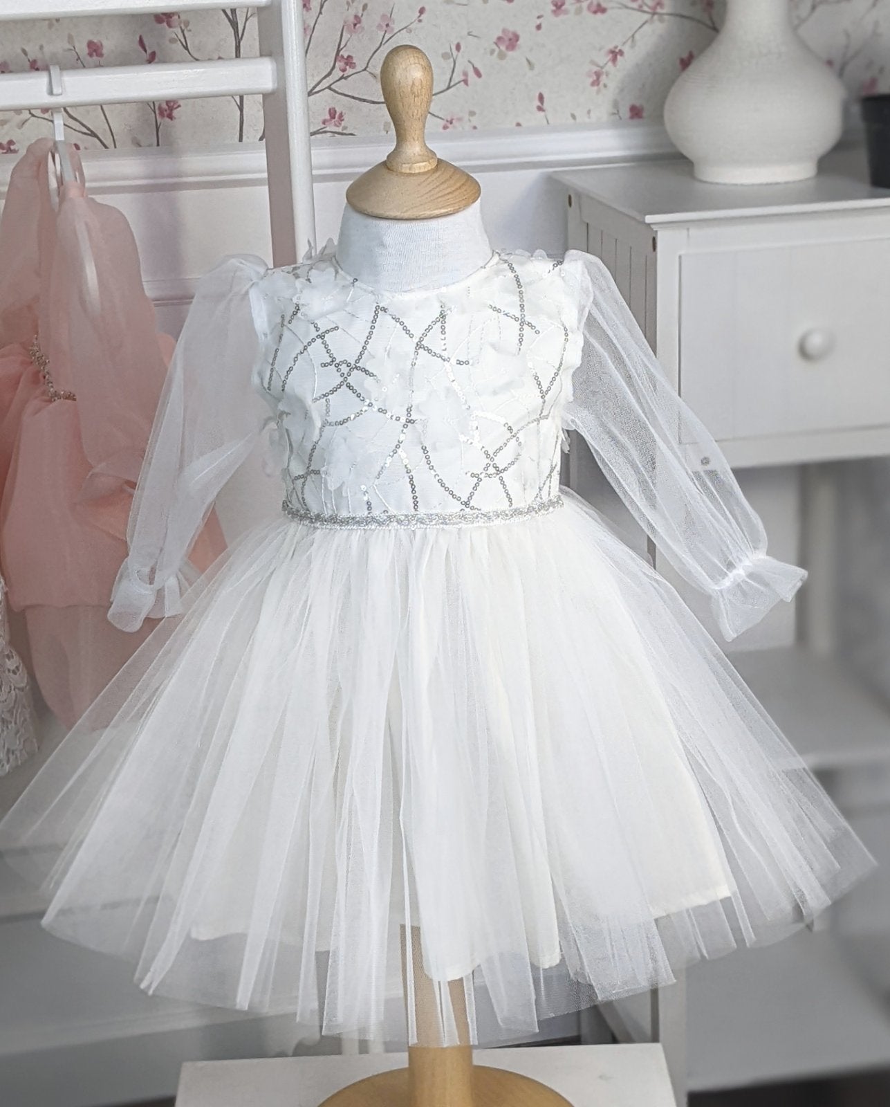 Bela haljina sa prišivenim šljokicama u gornjem delu