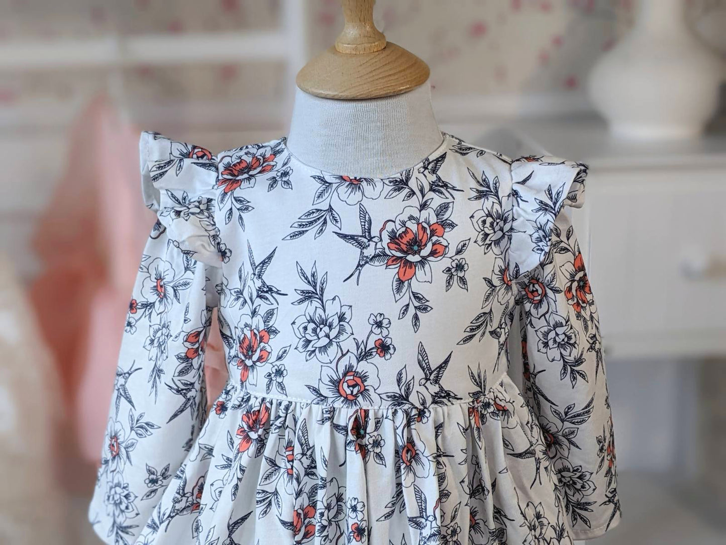 Bela pamučna haljina sa crvenim cvetovima