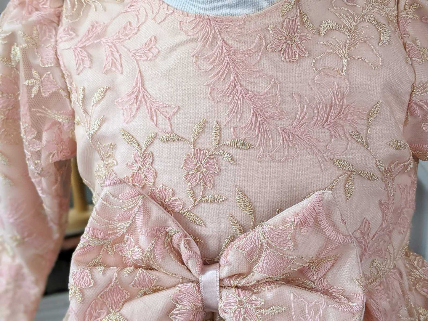 Haljina od tila sa vezom u roze boji
