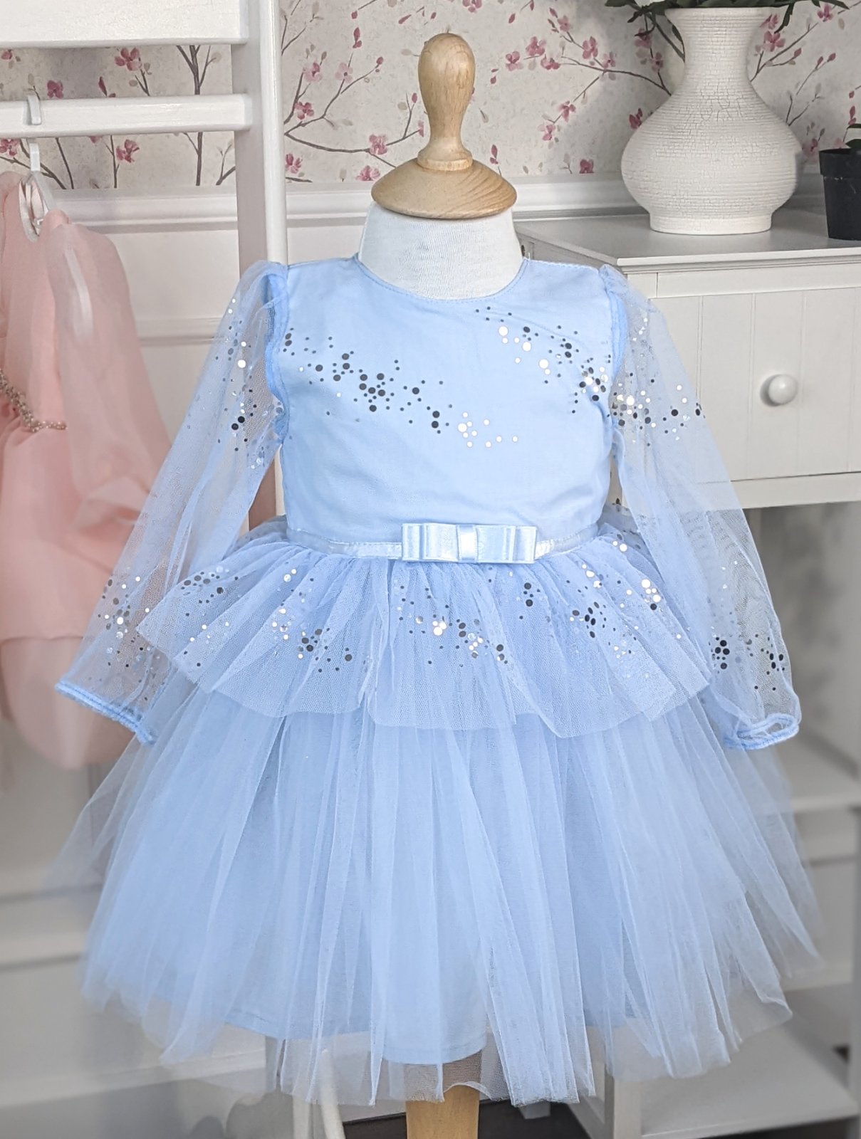 Plava haljina sa svetlucavim detaljima