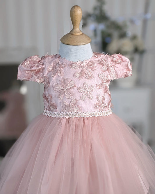 Svečana roze haljina od 3d čipke i tila, sa kratkim rukavima