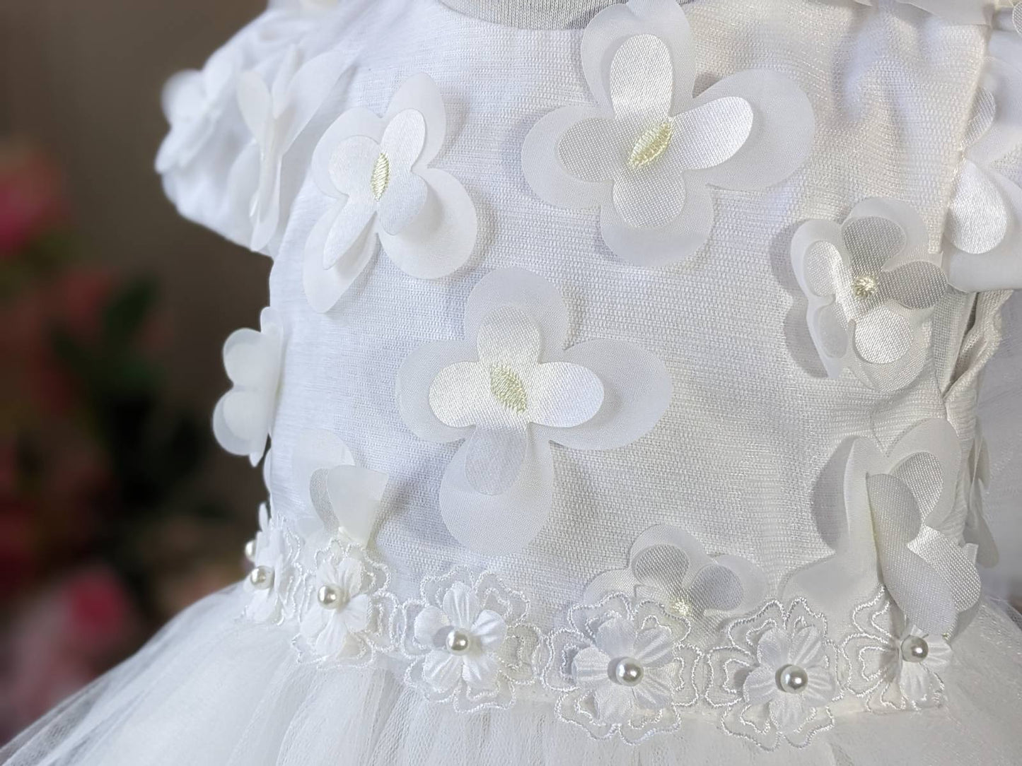 Haljina od belih 3D cvetova sa kratkim rukavima i sa puno tila