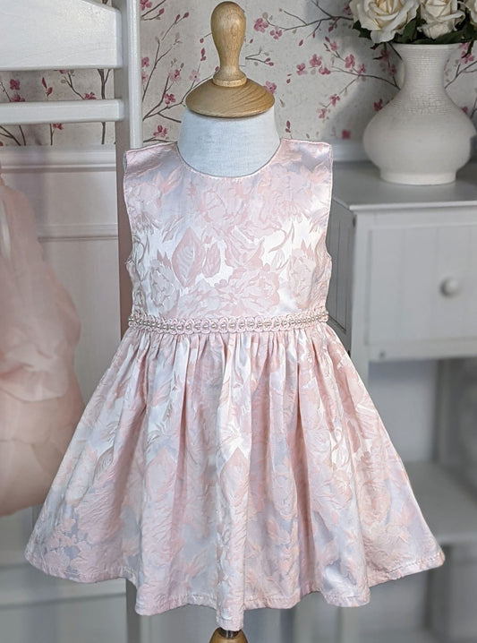 (Haljina u nežnoj roze boji sa cvetovima u tkanju