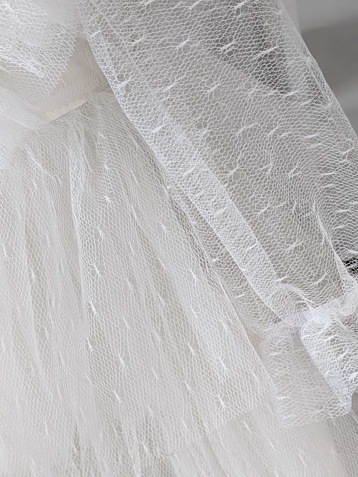 Haljina od belog tila sa tufnicama-poslednji komad