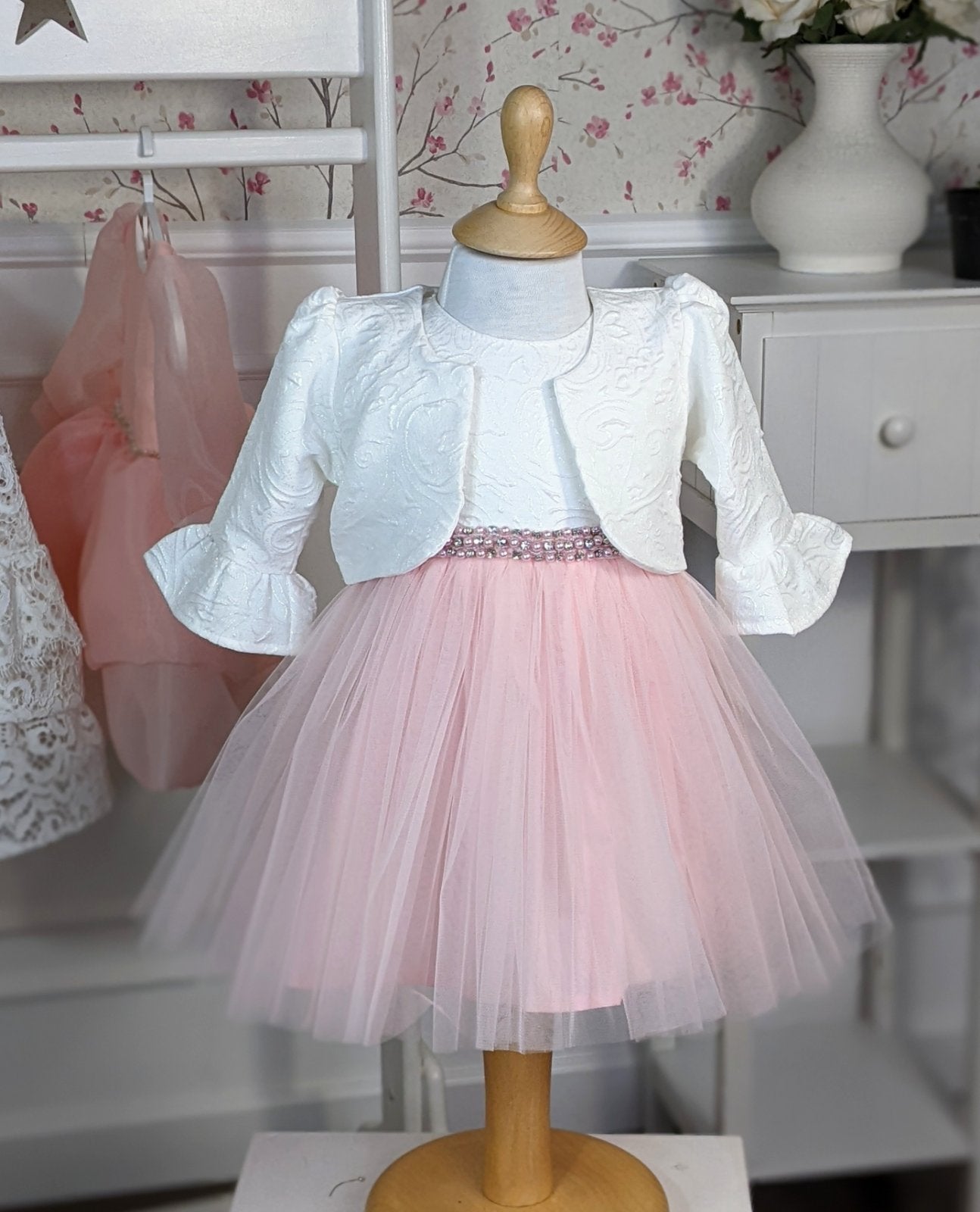 Haljina od belog žakarda i roze tila