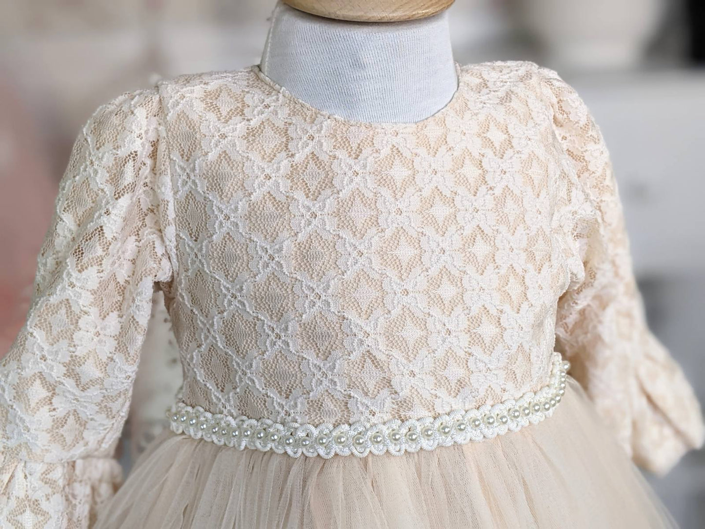 Haljina od bež čipke i tila