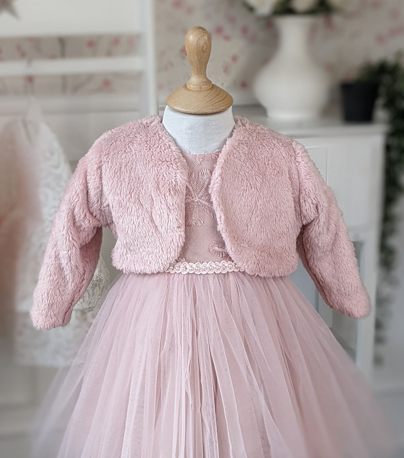 Haljina od roze čipke i tila sa kratkim rukavima