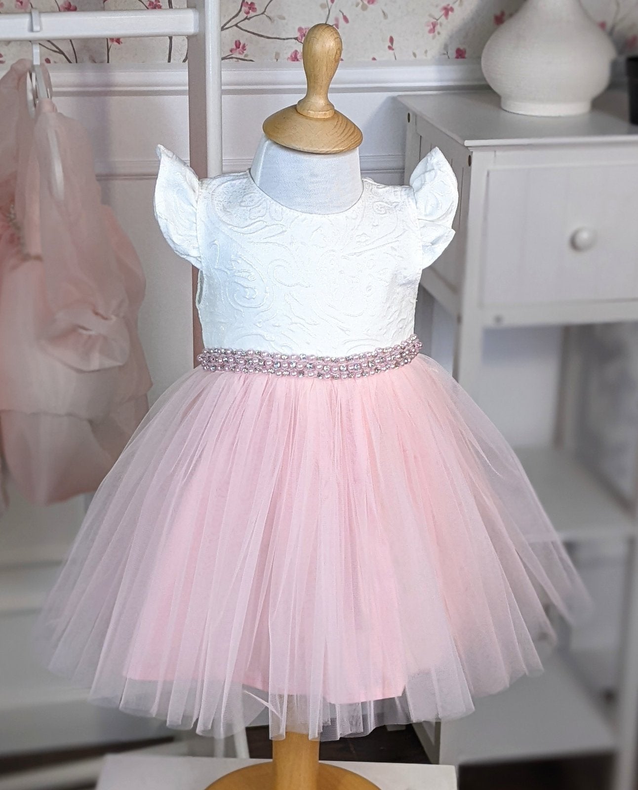 Haljina od belog žakarda i roze tila