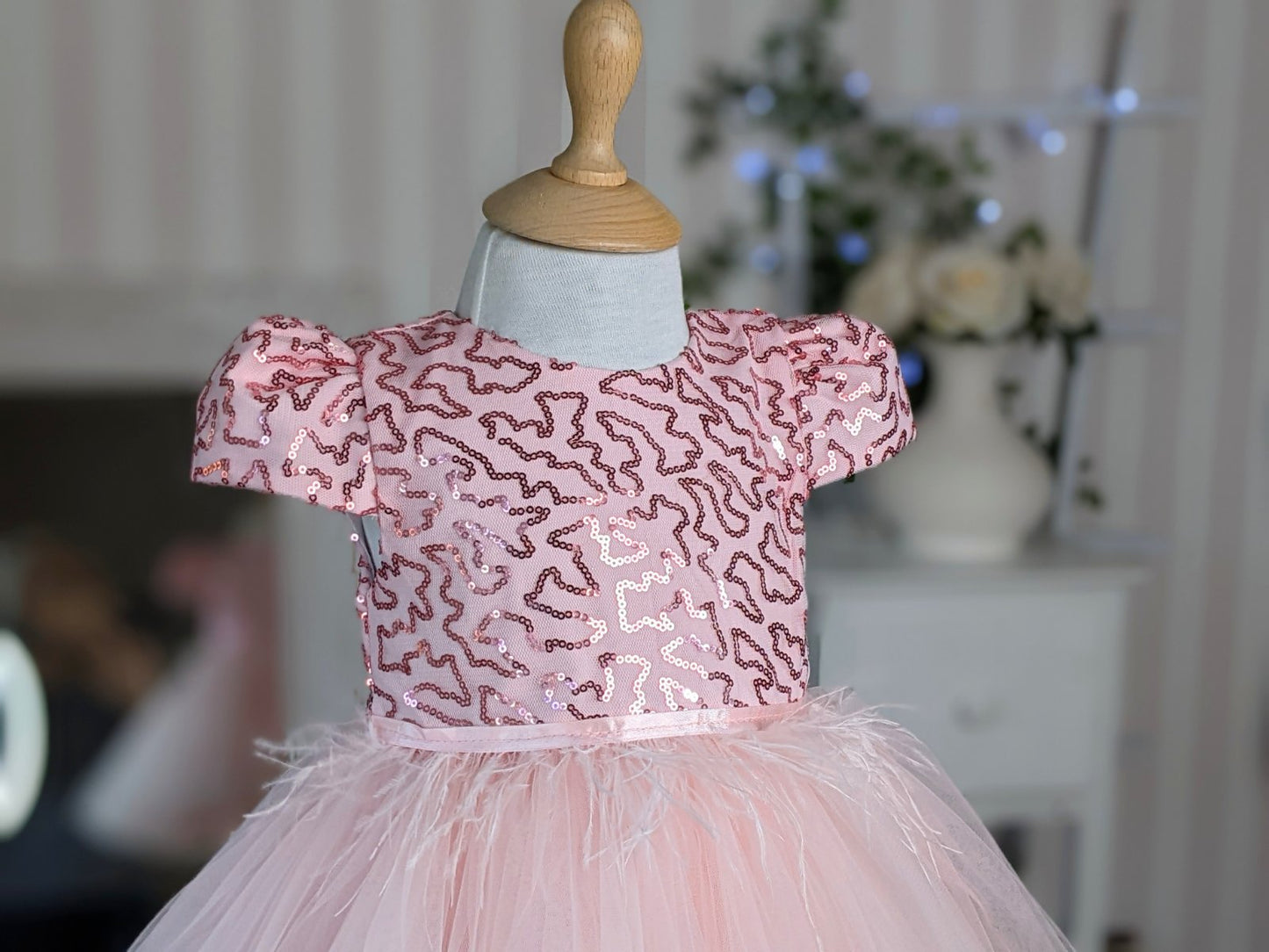 Svečana roze haljina sa kratkim rukavima i puno tila