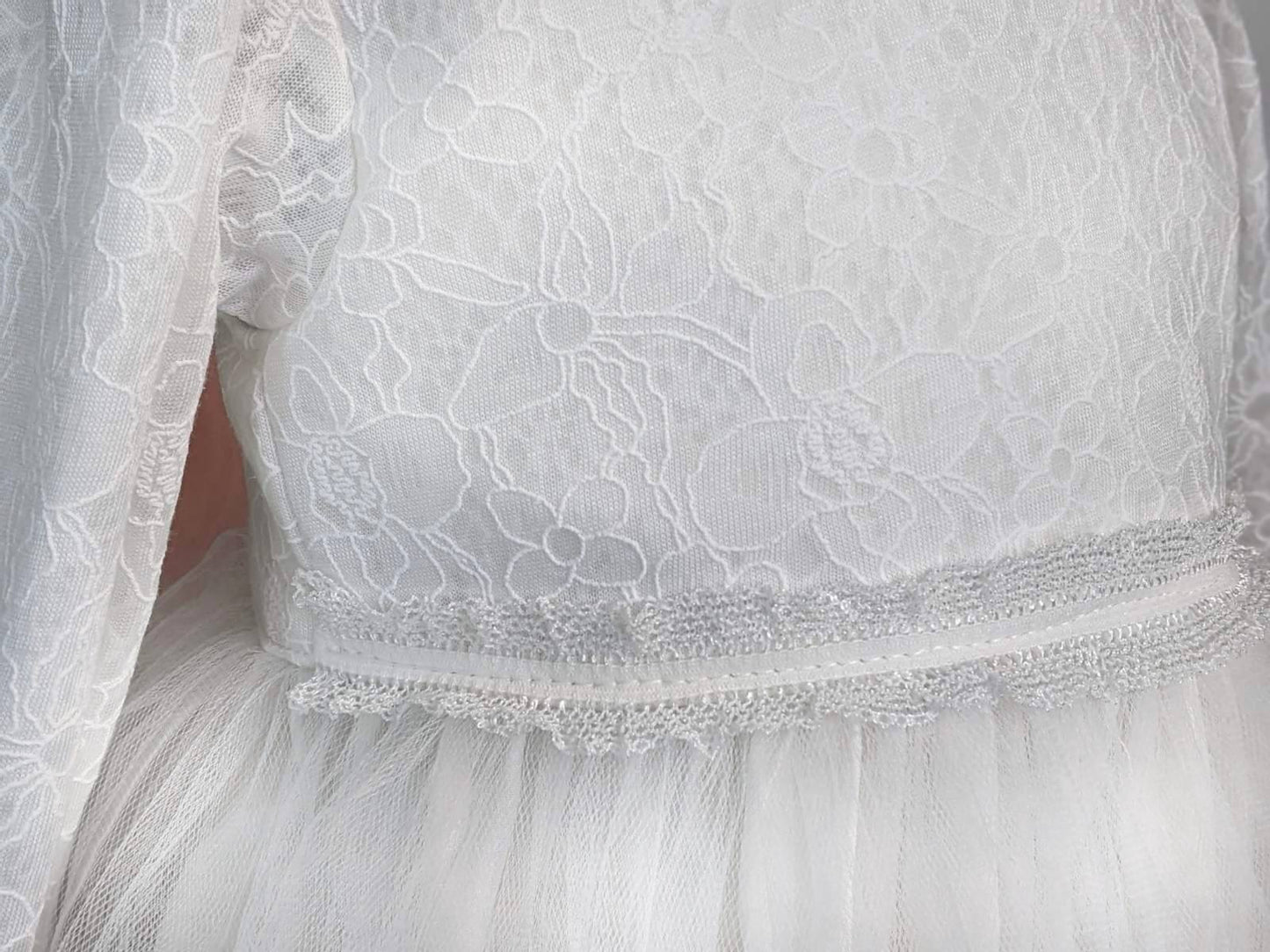 Bela haljina sa cvetnim reljefnim belim materijalom u gornjem delu