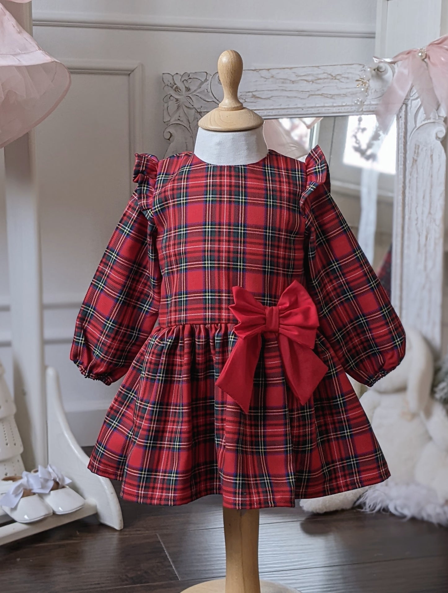 Haljina od crvenog škotskog karoa