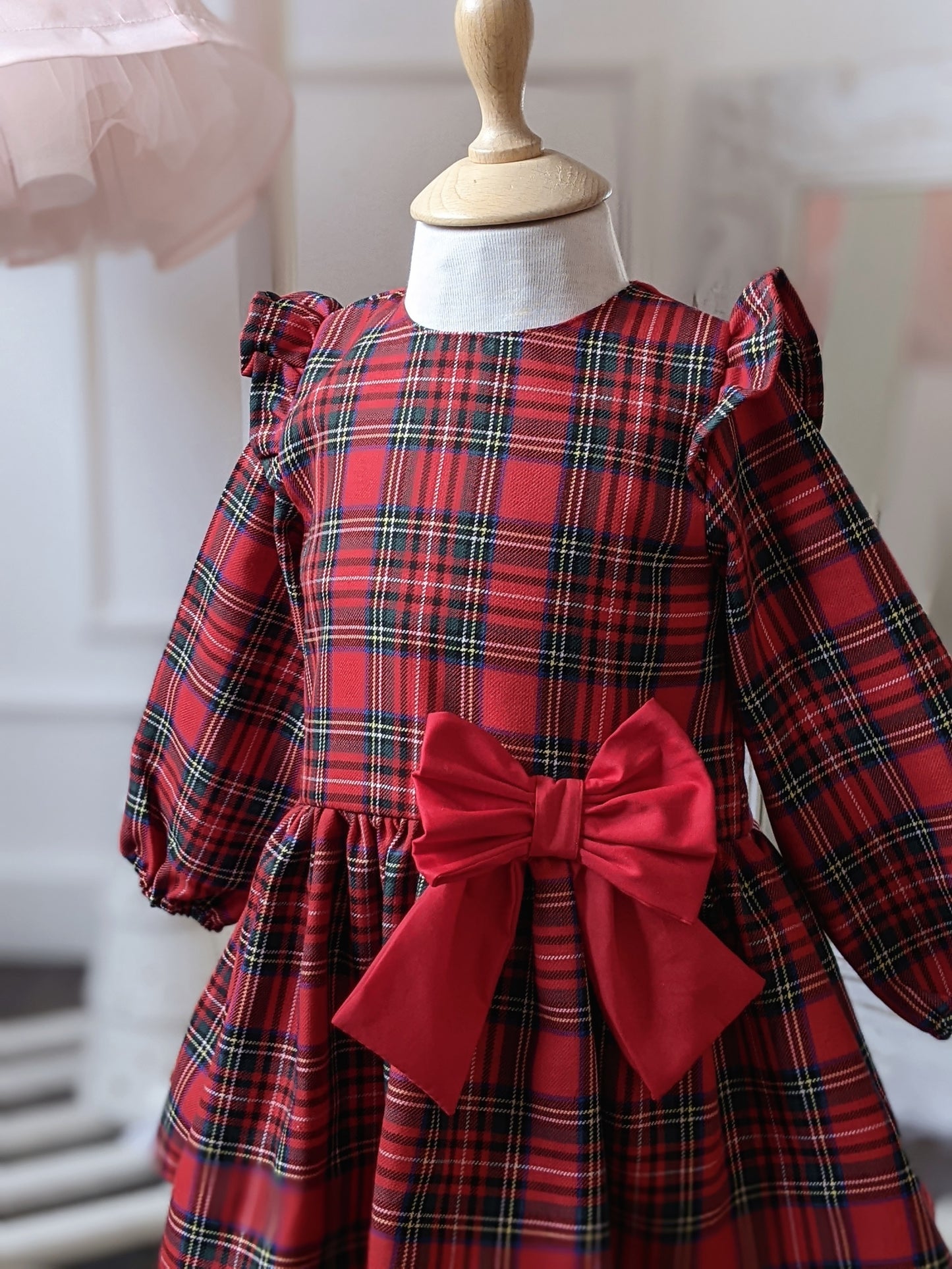 Haljina od crvenog škotskog karoa