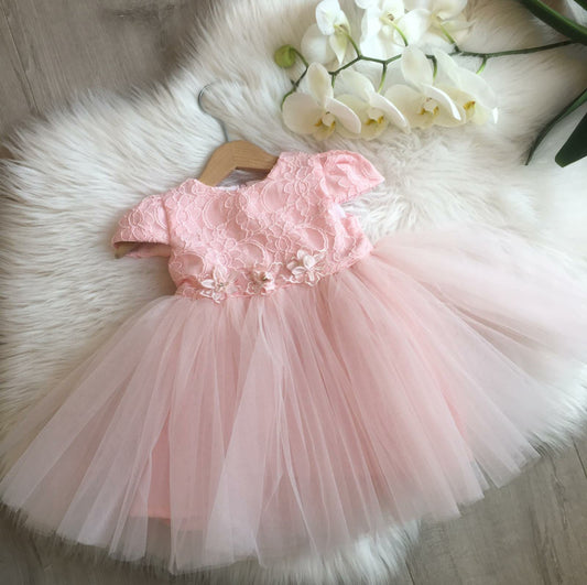 Haljina od roze čipke i tila sa cvetovima na struku