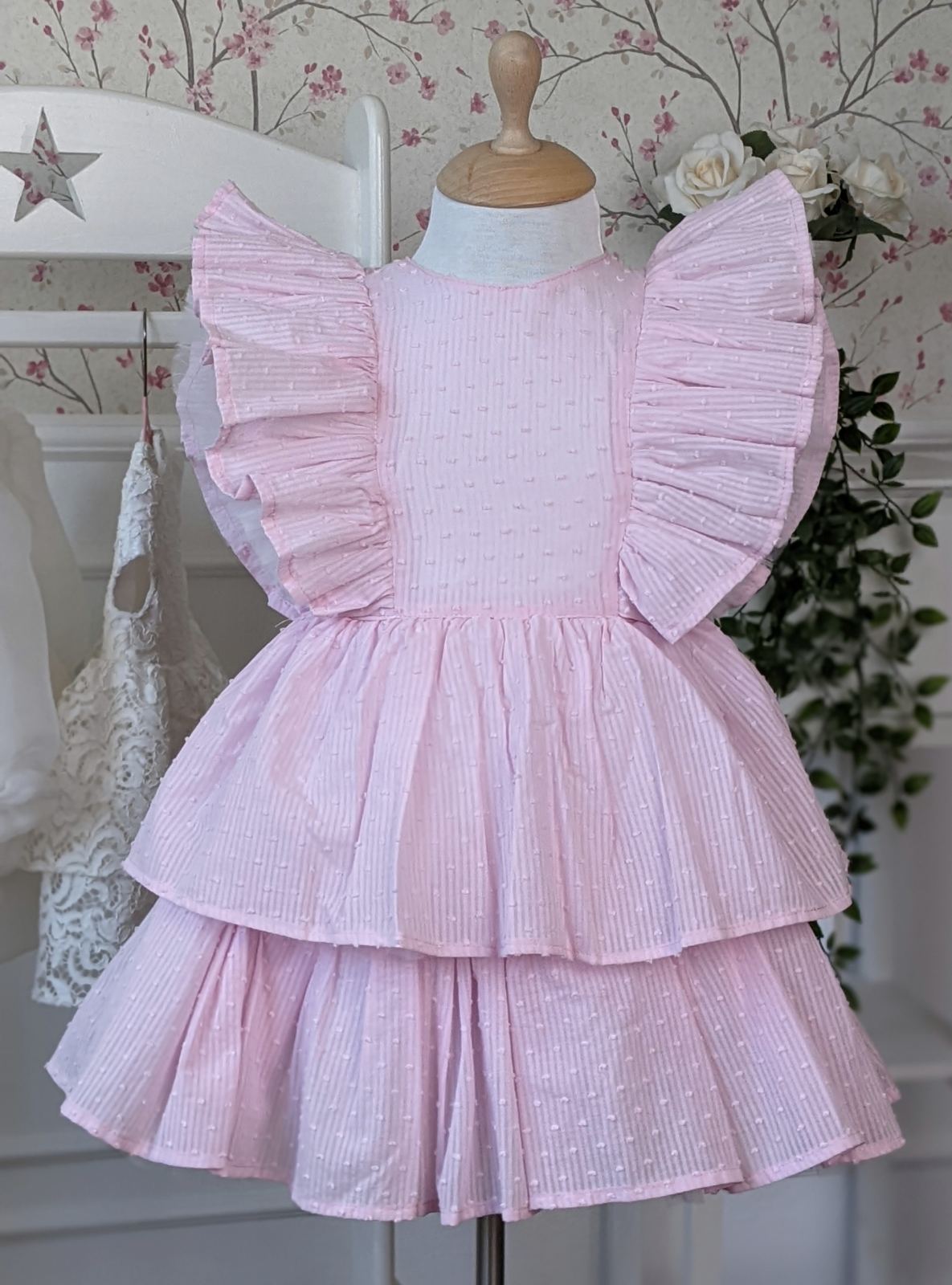 Haljina od roze pamučnog materijala