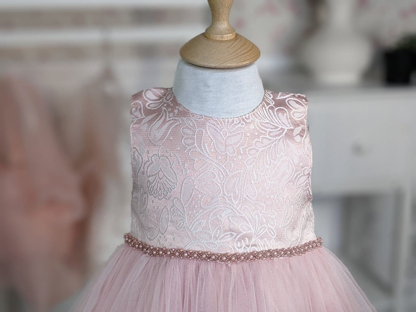 Haljina u nežnoj roze boji sa tilom