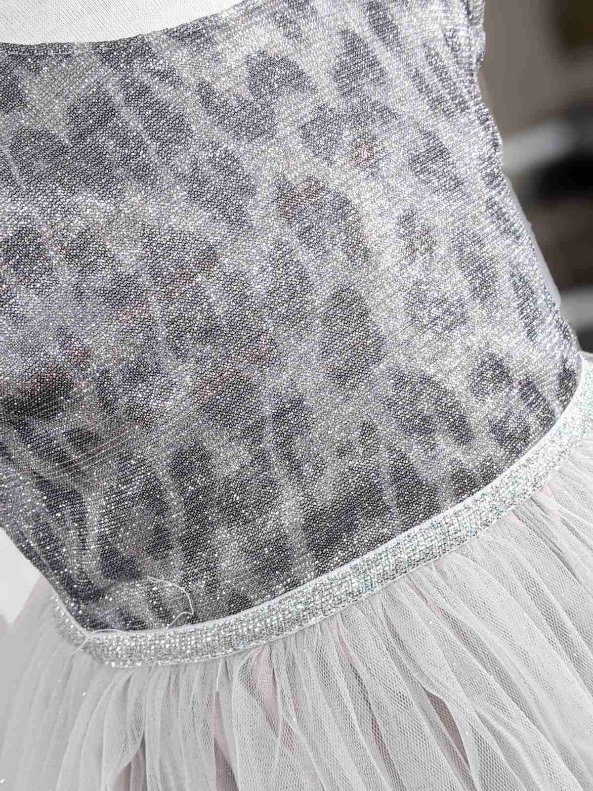 Siva haljina od mekanog šljokičastog materijala i tila