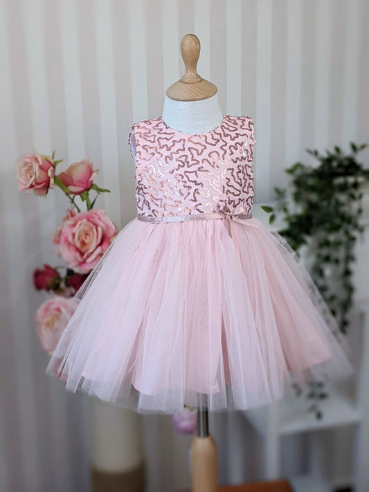 Svečana roze haljina sa našivenim šljokicama u gornjem delu