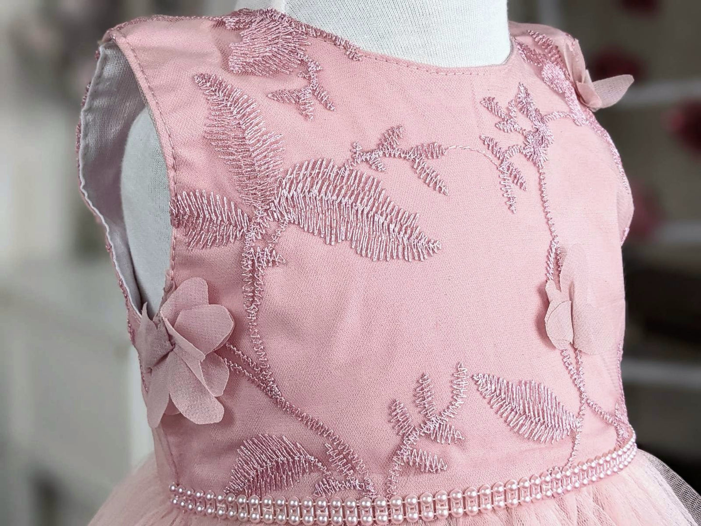 Haljina od roze 3D materijala i tila